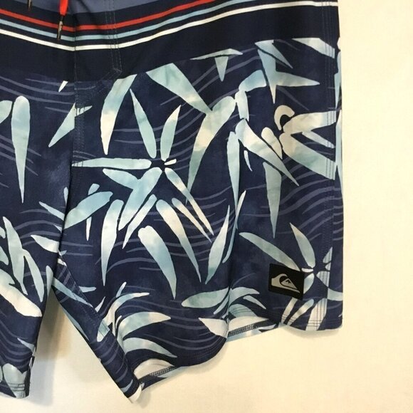 Quiksilver Men's Boardshorts Red White Blue Floral Size 34 - Picture 3 of 7